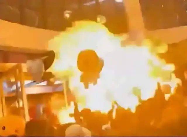 跨年夜惊魂！人群中TA突然爆燃，有人被灼伤