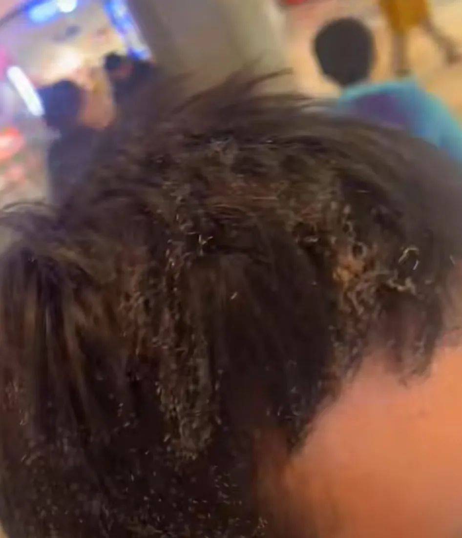 跨年夜惊魂！人群中TA突然爆燃，有人被灼伤