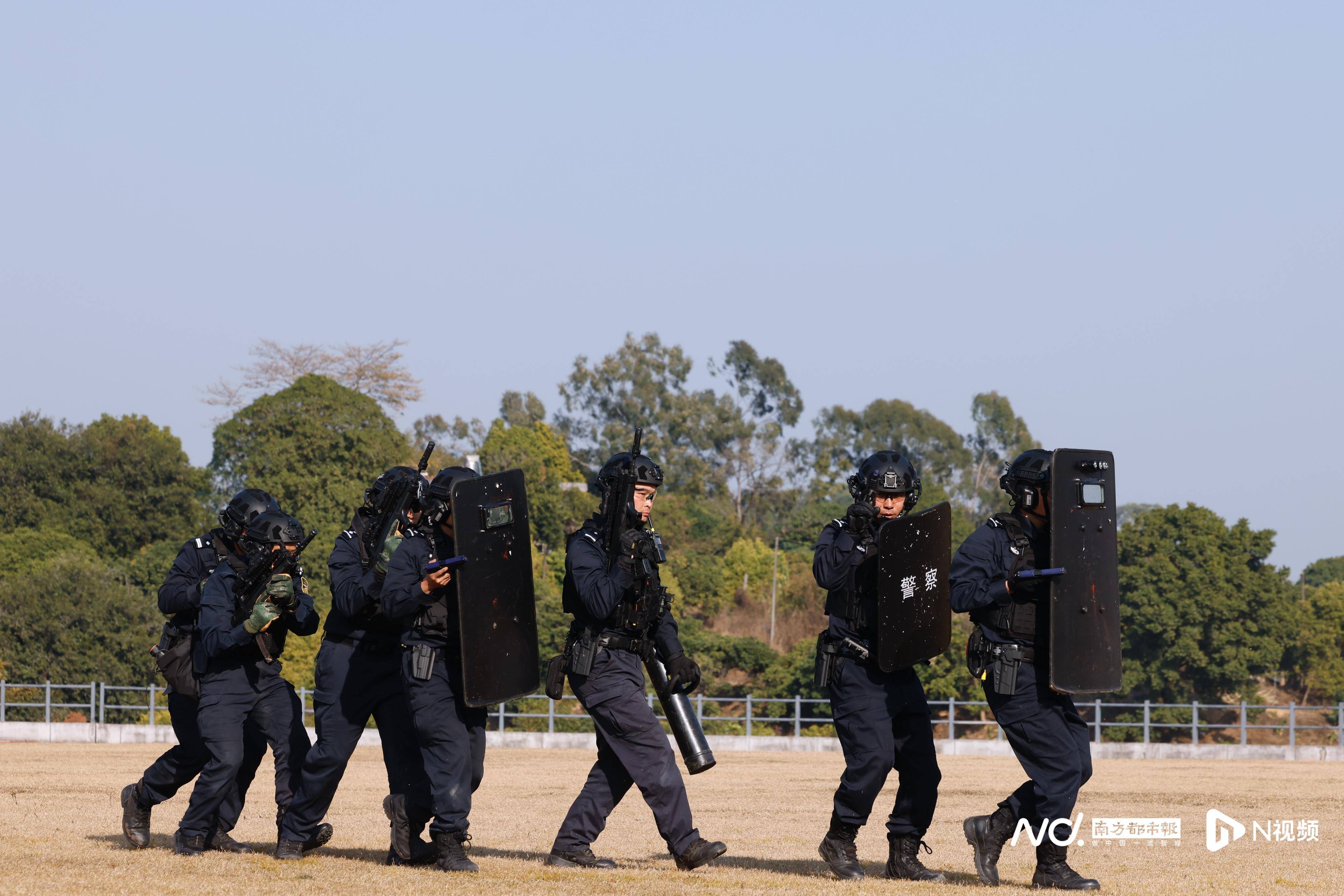 多图直击广州特警警务实战训练开训攀爬索降出动直升机