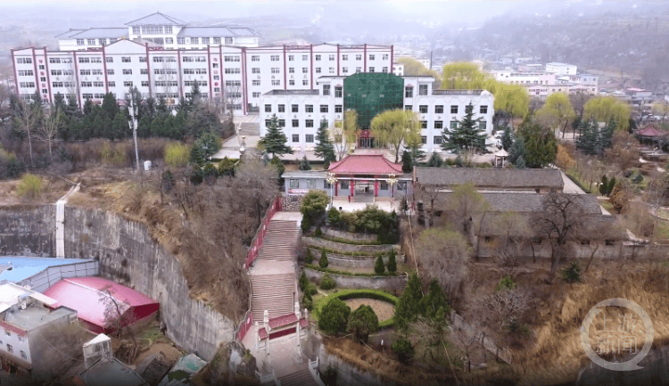 甘肃一中学校门前有百余级台阶引关注,当地宣传部:学校地势较高,建校开始一直有台阶 甘肃一中学校门前有百余级台阶引关注,当地宣传部:学校地势较高,建校开始一直有台阶