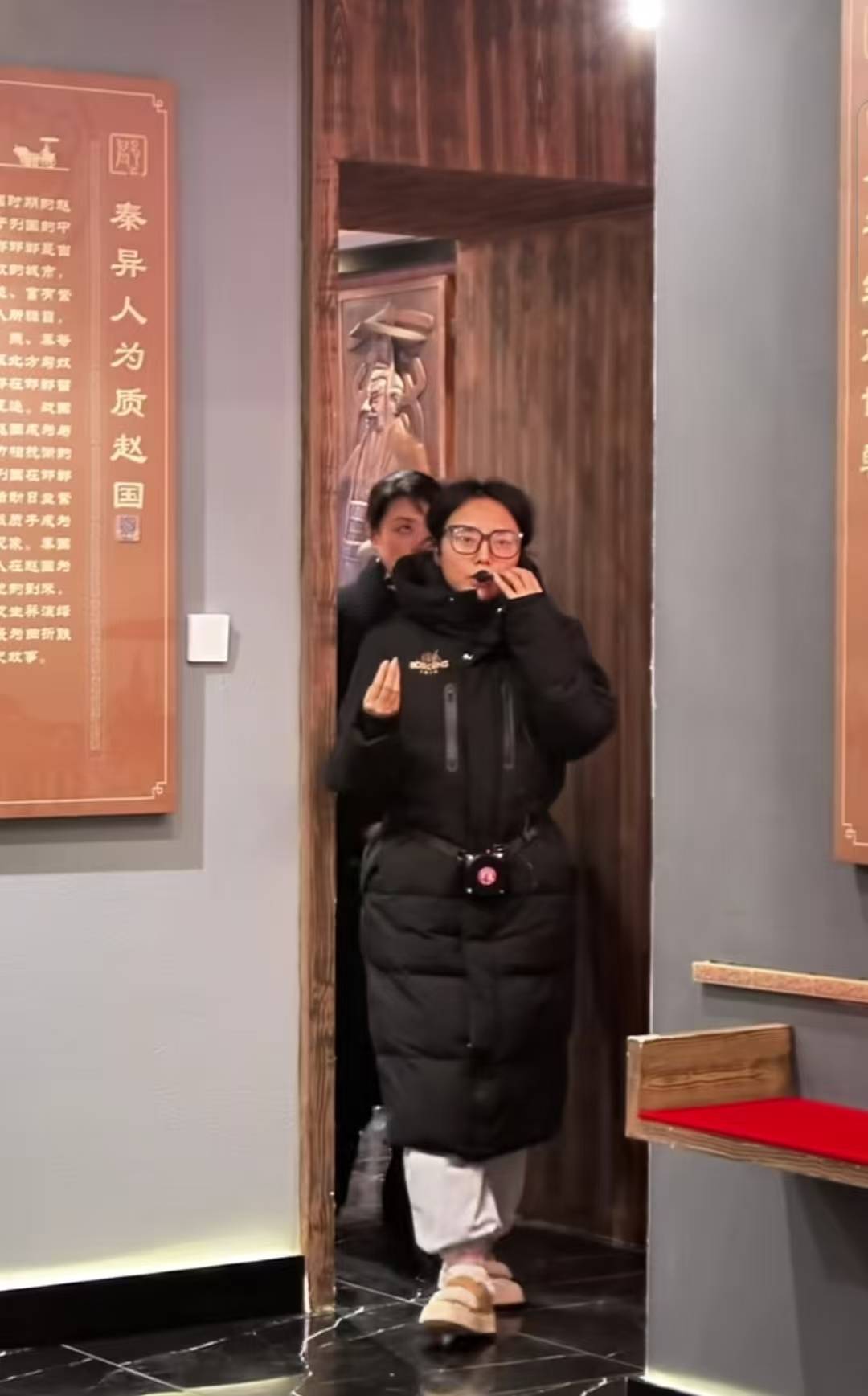 女子顶“鸡窝头”给周涛讲解火了,本人回应:认真营业无人问,一朝鸡窝天下知 女子顶“鸡窝头”给周涛讲解火了,本人回应:认真营业无人问,一朝鸡窝天下知