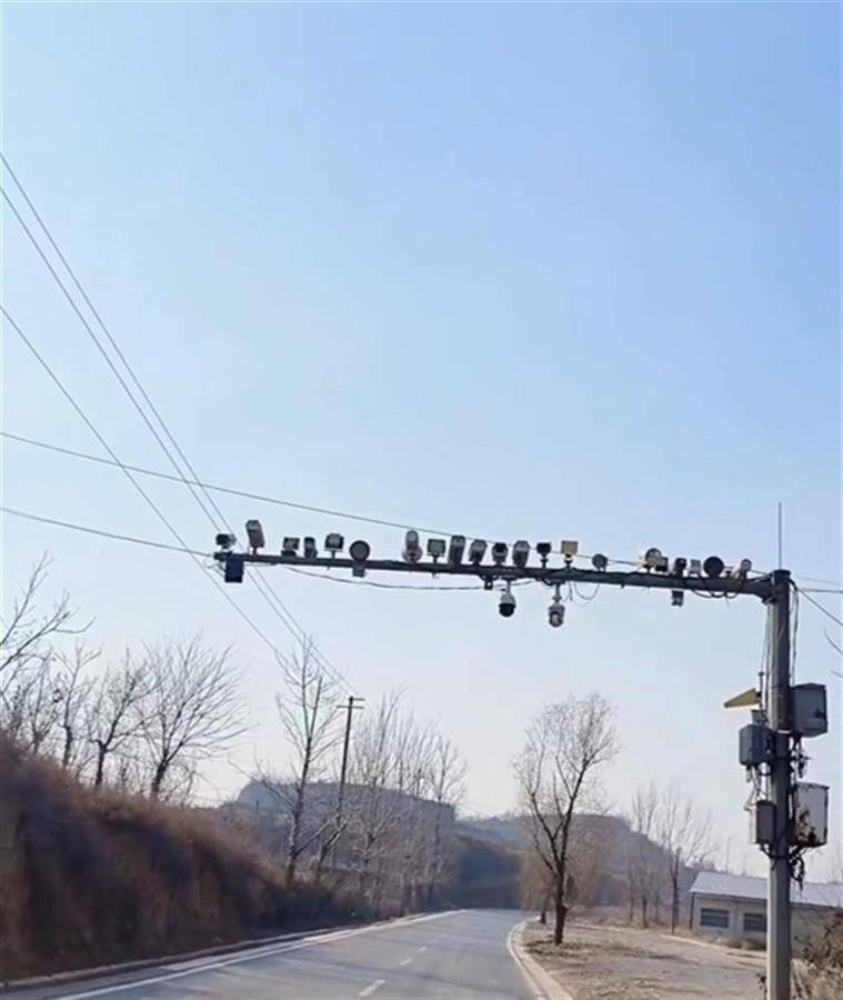 山西垣曲一道路立桿上攝像頭密集？當(dāng)?shù)鼗貞?yīng)：有雙向攝像頭有燈具，不會過度抓拍