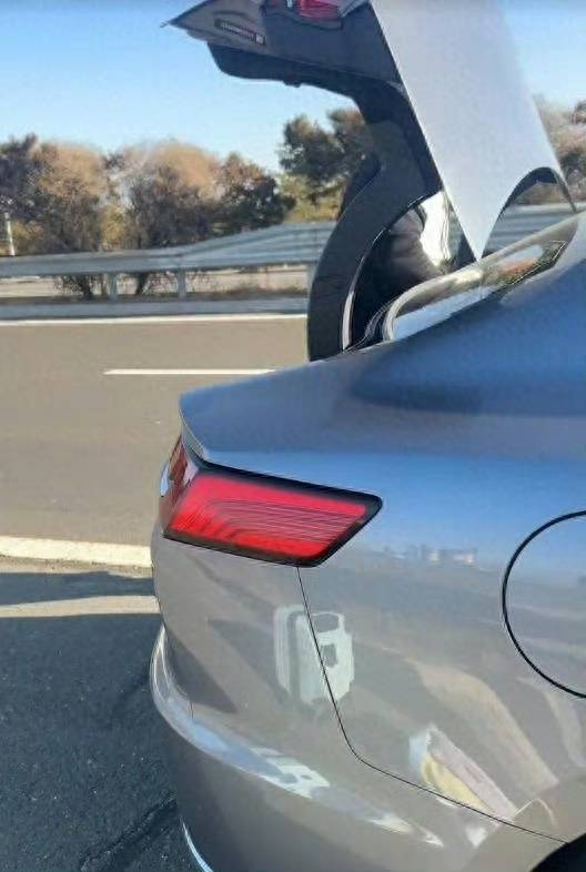 嘀嗒出行女乘客称高速上被赶下车，平台回应！正协助警方处理