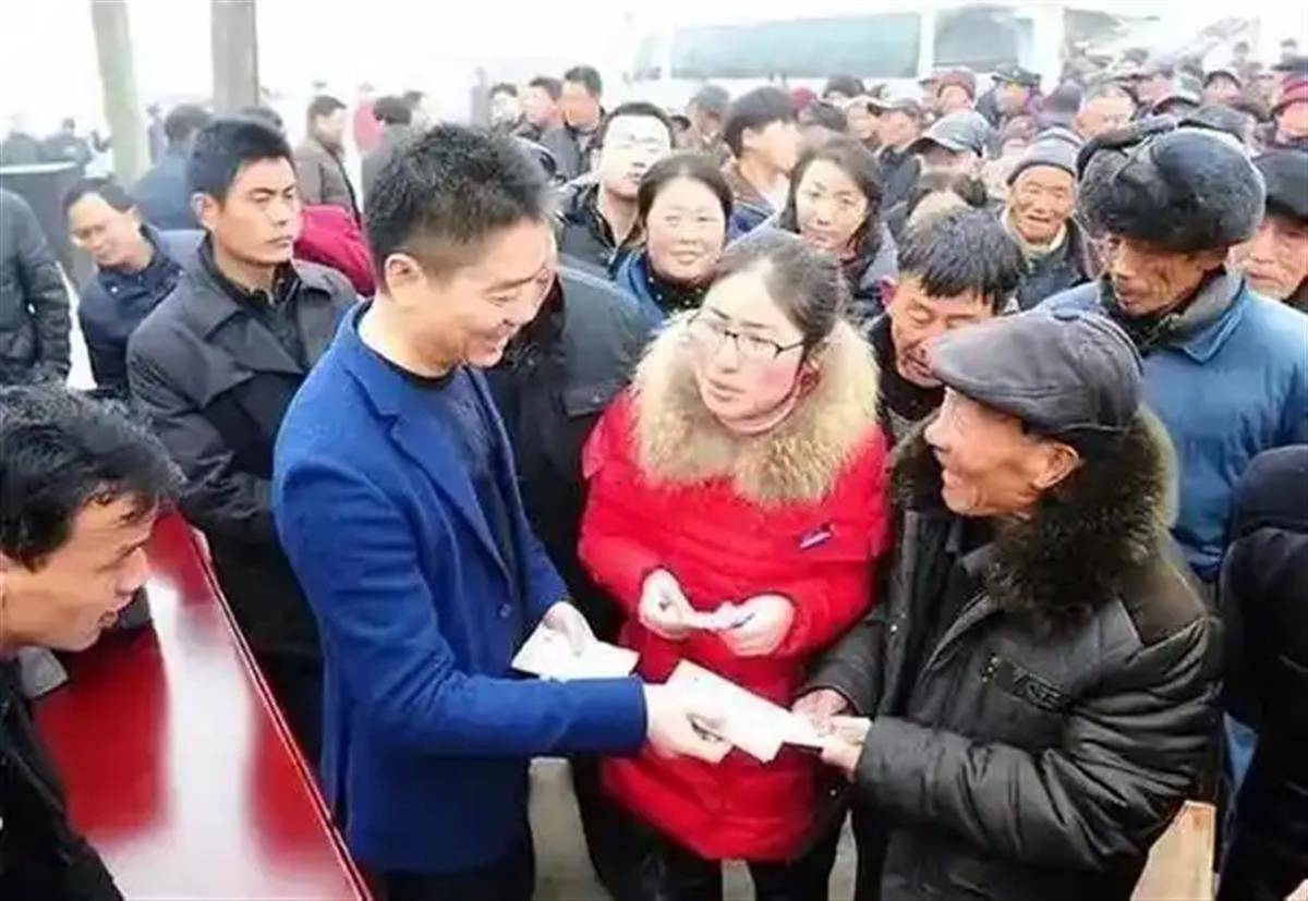刘强东给老家乡亲们的年货已到，还给他的每位小学老师准备了10万元现金红包