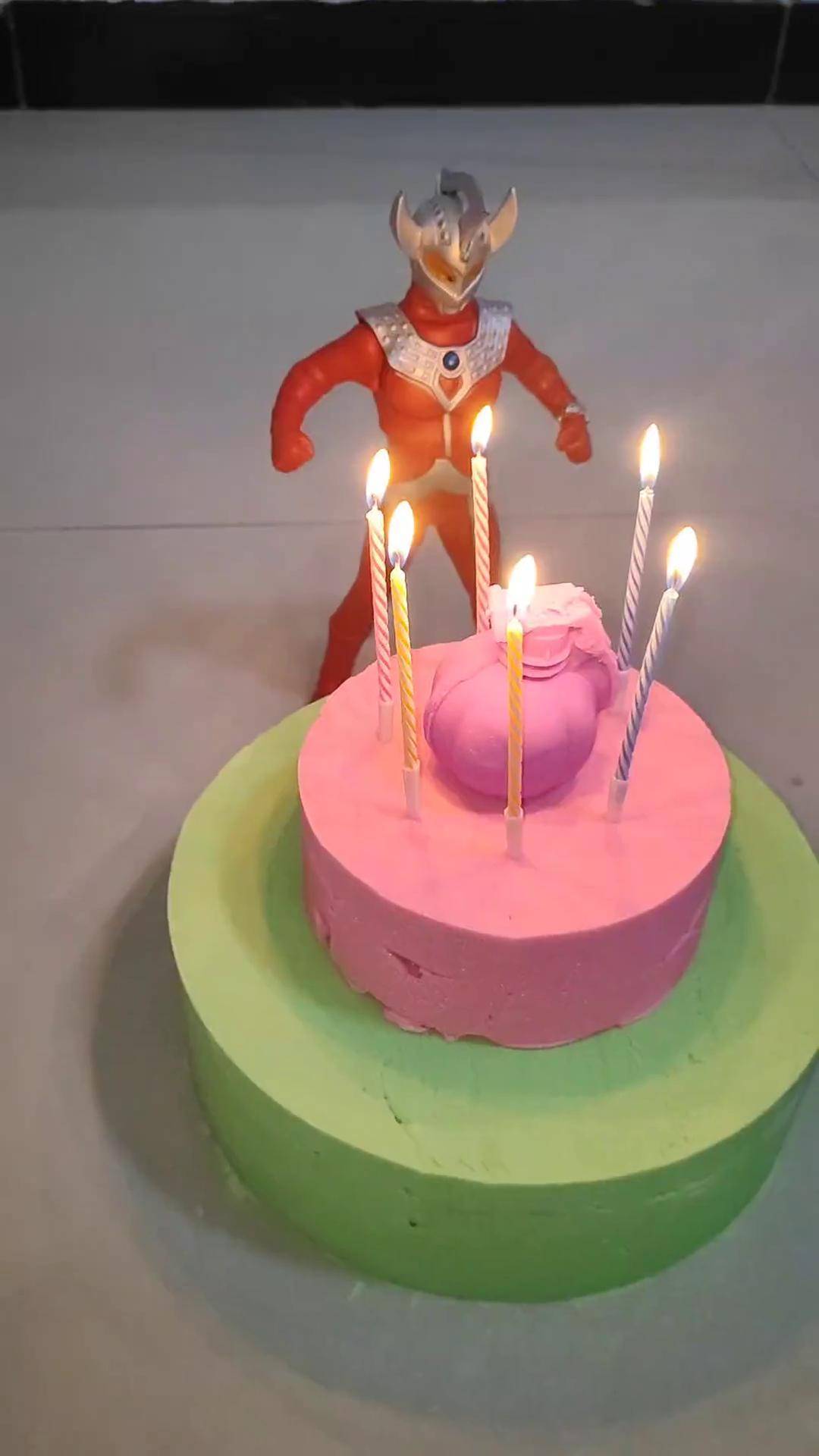 用太空沙做炸弹蛋糕给泰罗过生日,真的太好玩了