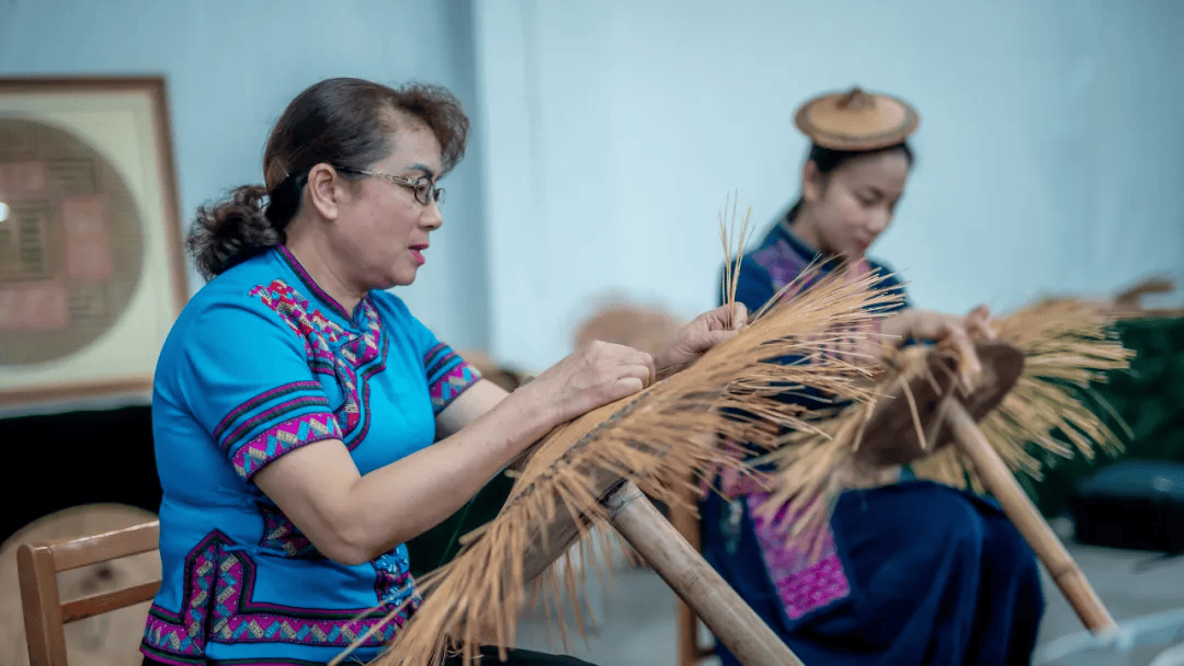 2011年5月23日,竹编(毛南族花竹帽编织技艺)经国务院批准,被列入第三