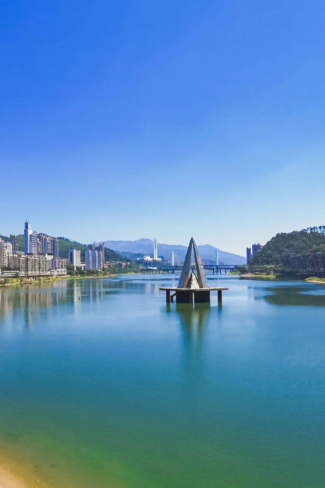 如今在延平区建溪与西溪的汇合处还立有一座双剑化龙的城市雕塑