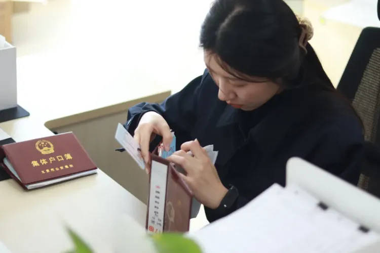 考研失败后，她选择来北大做保安