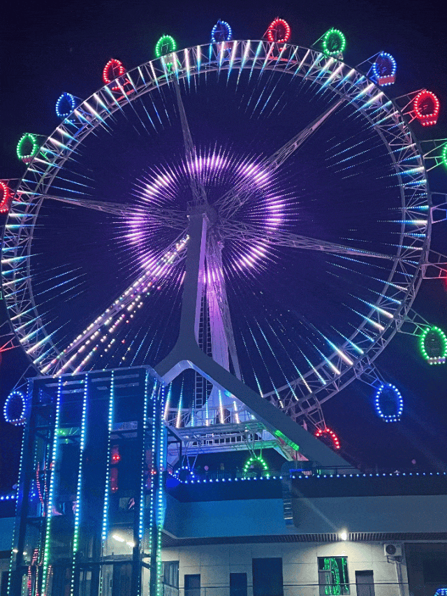 显得格外梦幻浪漫悬挂在天空中犹如一颗巨大的宝石夜晚的摩天轮尽收