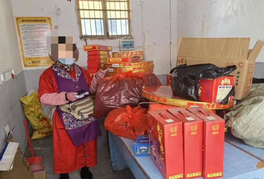 已收缴谢某所有烟花爆竹，消除了安全隐患，谢某已被警方依法行政拘留。