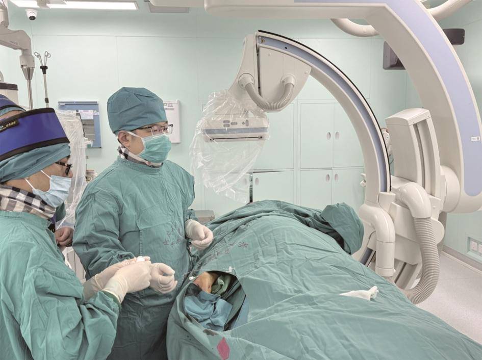 成功开展经远端桡动脉入路心脏介入手术