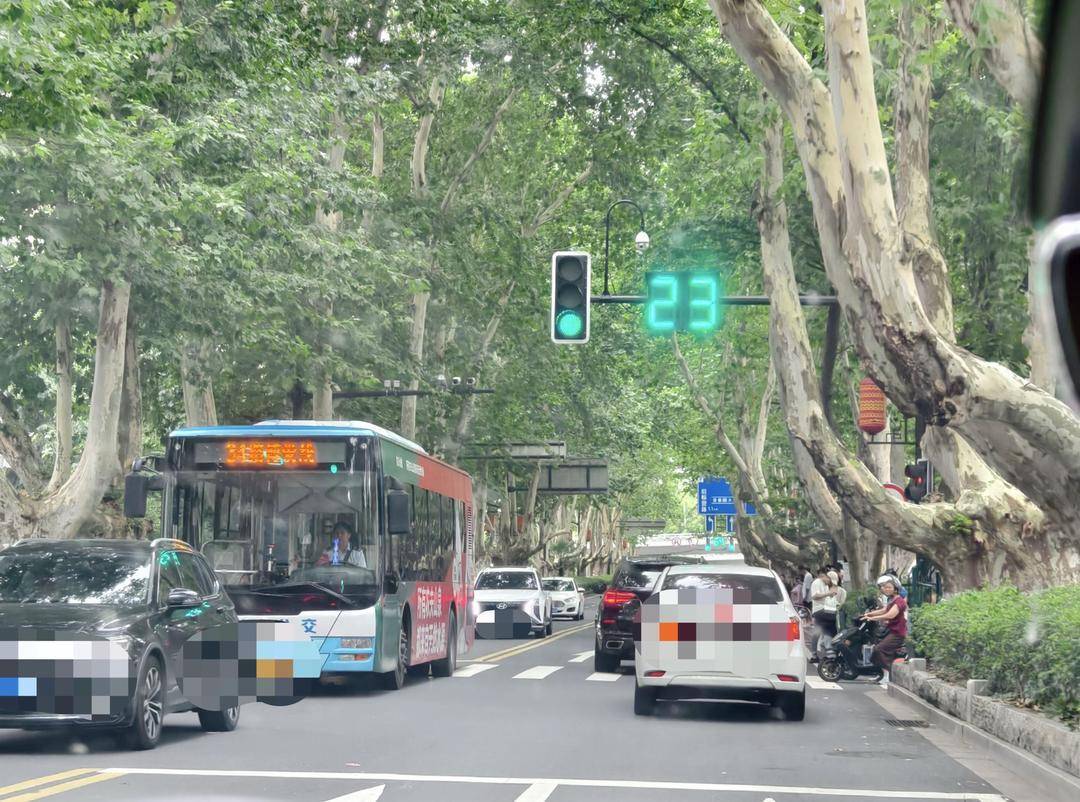 太太太大了！南京“plus版”红绿灯火了 网友：治好了“闯红灯”人的近视眼
