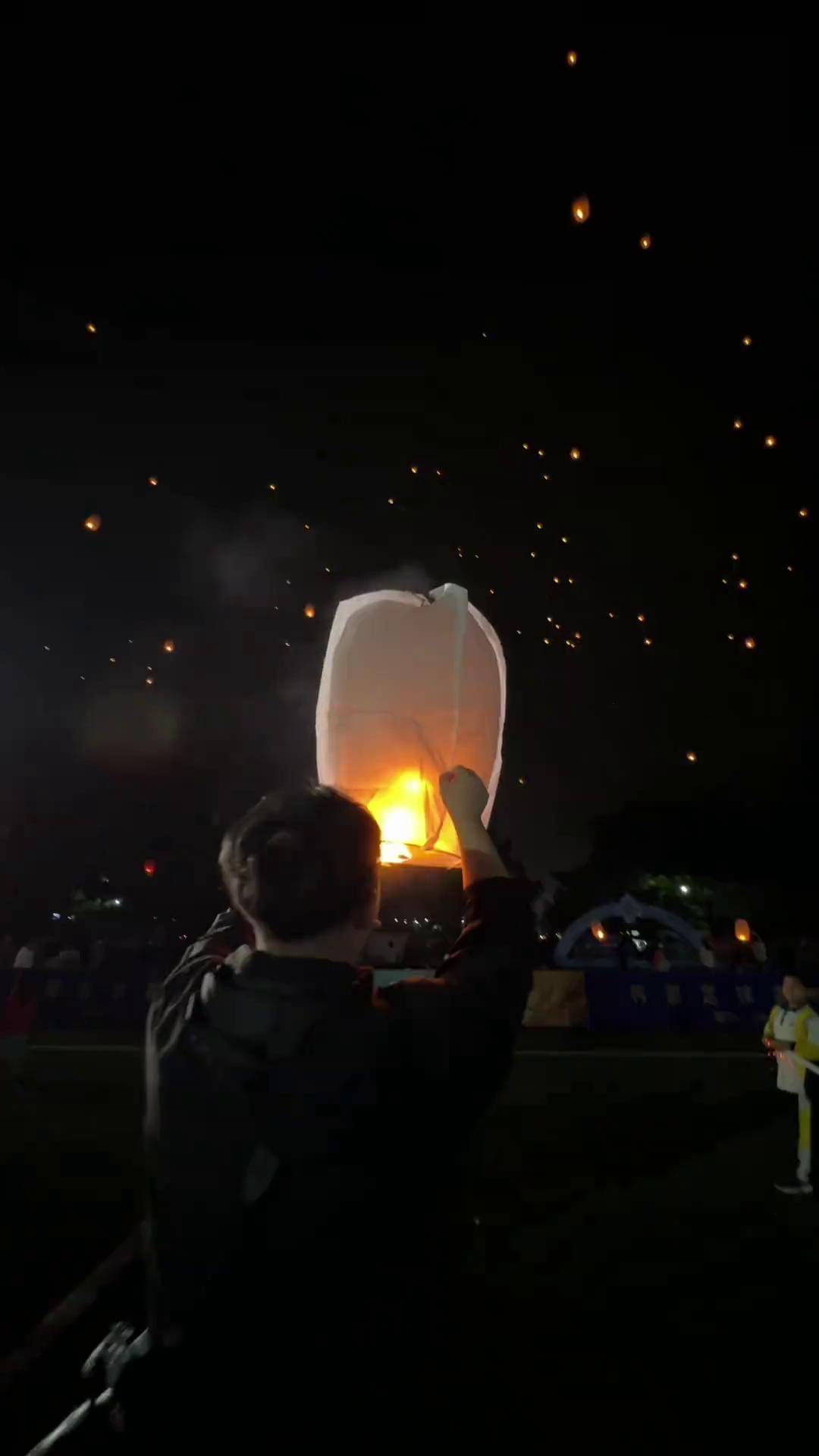 真的第一次与这么多人一起放飞孔明灯 明灯三千皆如所愿