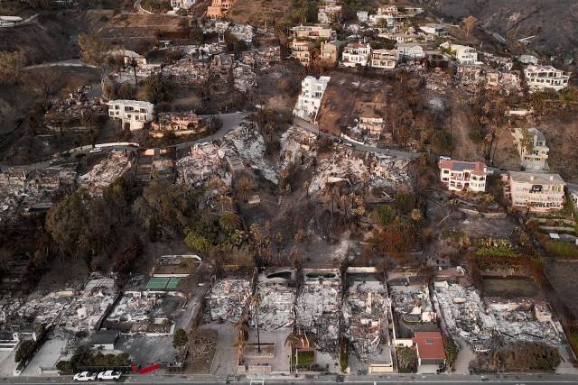 加州山火延烧，经济损失多大？美机构称“达到2500亿至2750亿美元” -华闻时空