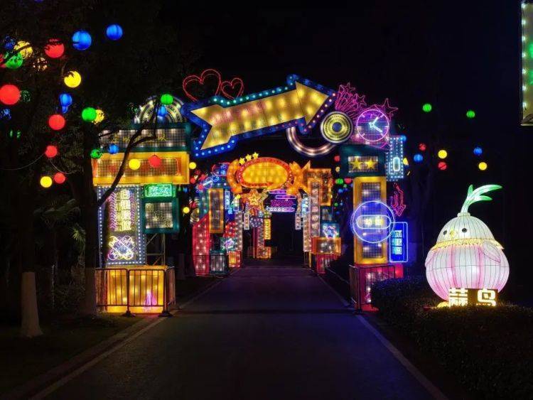 武汉一景区的“蒜鸟灯”走红还有“武汉话段位”(图1)