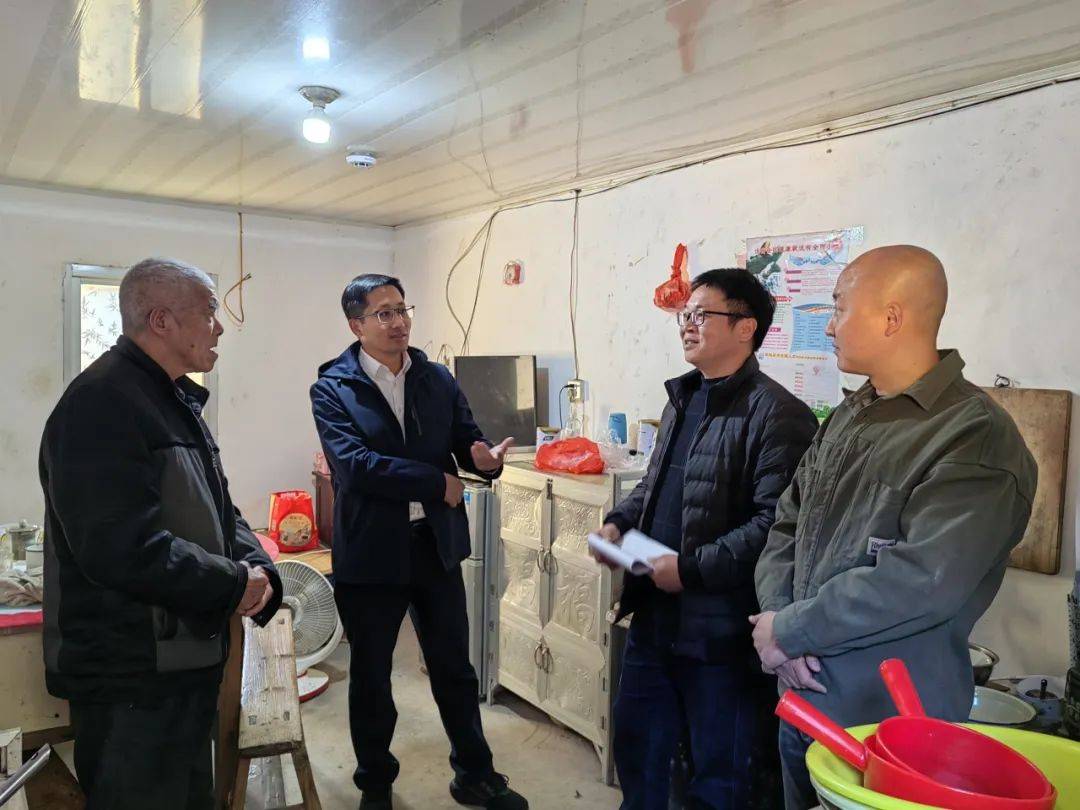 县委副书记,镇党委书记李小飞带队入户摸排用电安全隐患,检查用电情况