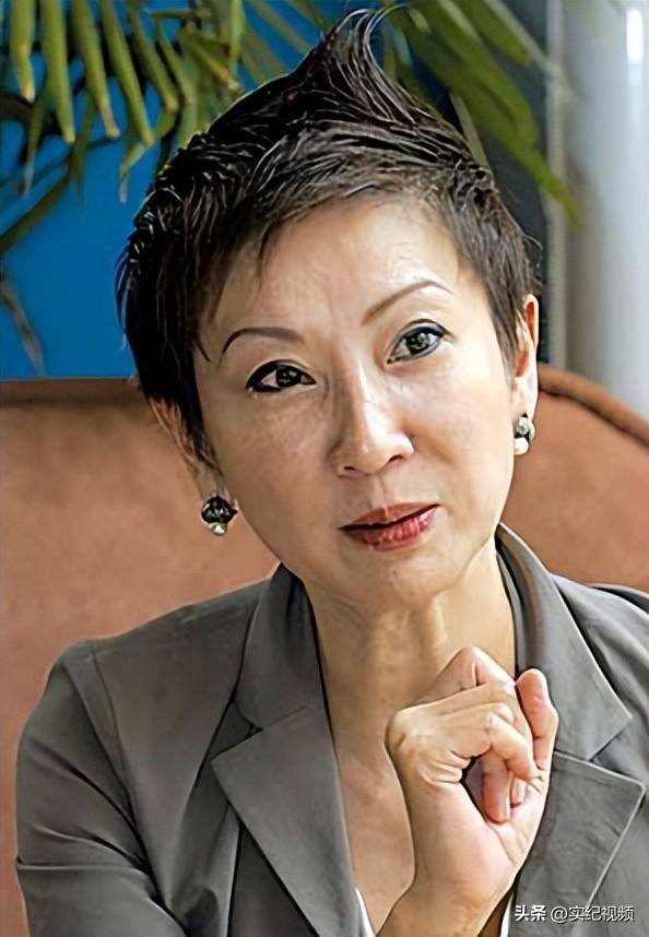 74岁徐克与73岁施南生罕见同框,一个满眼嫌弃,一个满脸不耐烦!