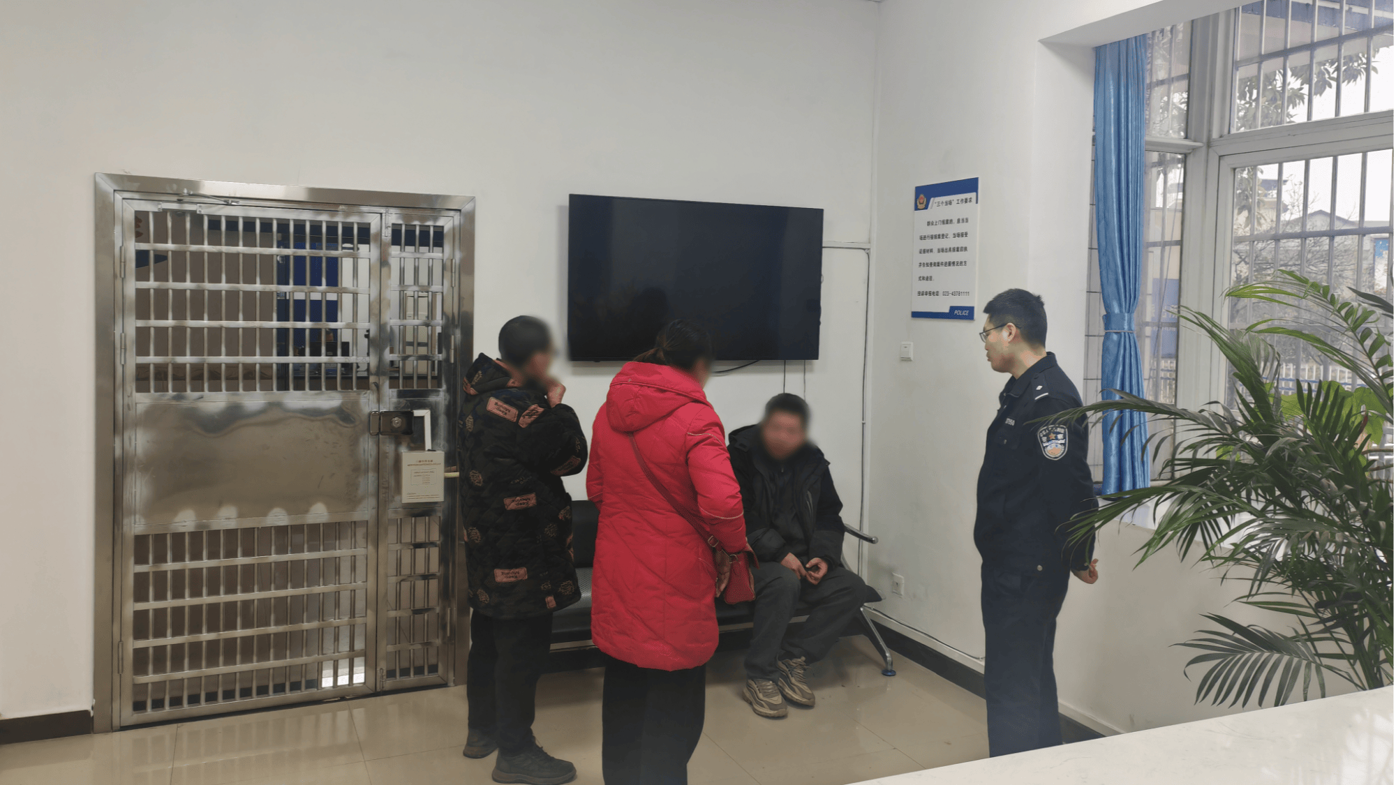 民警找回走失老人(大足区公安局供图)接警后,派出所立即组织民警,辅警