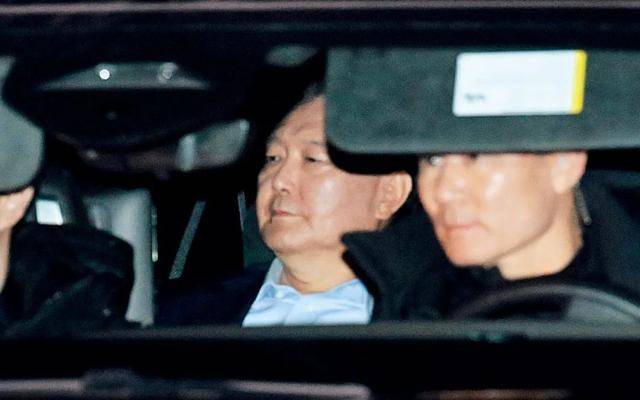 10平米的监室里，尹锡悦睡在地板上，每天能放风1小时 -华闻时空