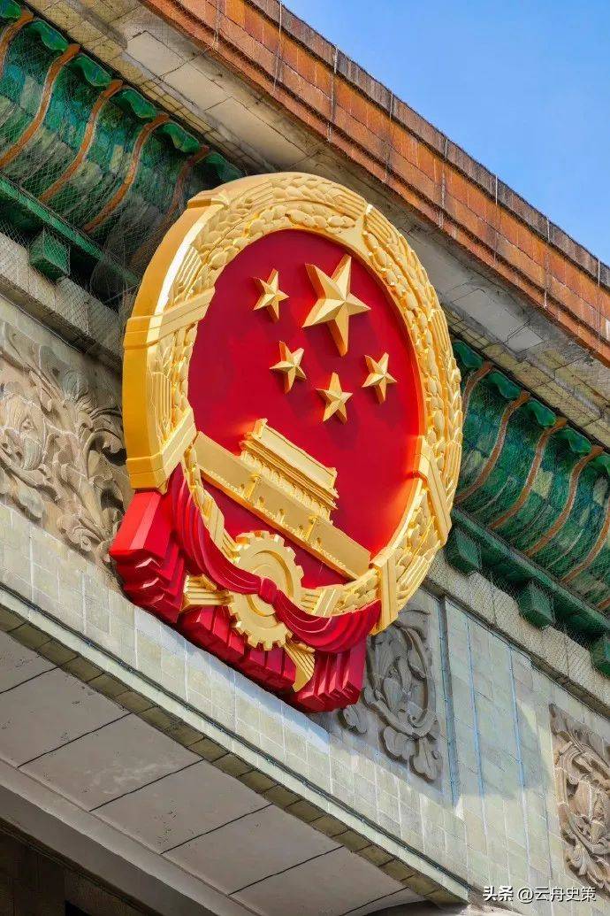 这枚国徽颜色简单,只有金红两色,不仅符合中国人大气富丽的审美,还能