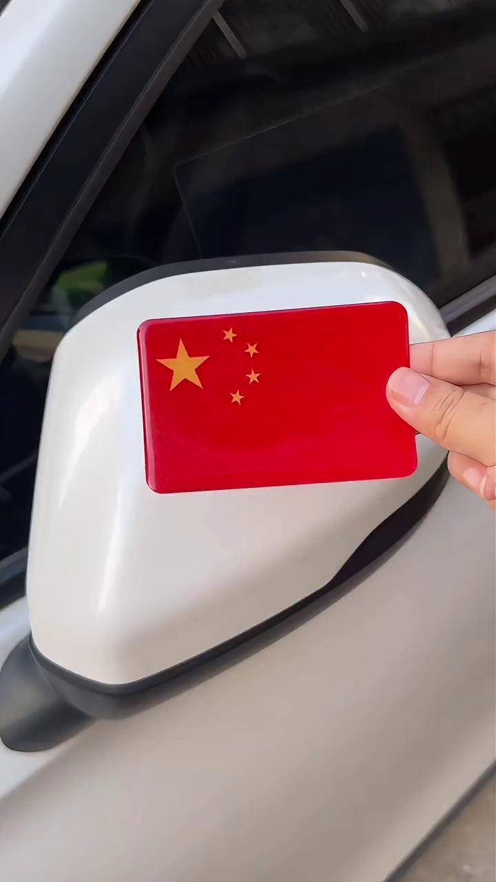 五星红旗反光贴,贴上感觉整体档次提升不少,夜晚发光,比车灯还亮行车
