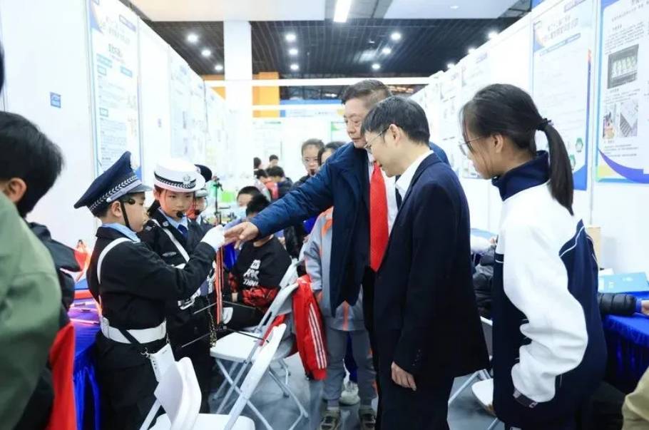 IN视频|广东省少年儿童发明奖评选活动优秀作品展(深圳分会场)在光明区举行 IN视频|广东省少年儿童发明奖评选活动优秀作品展(深圳分会场)在光明区举行