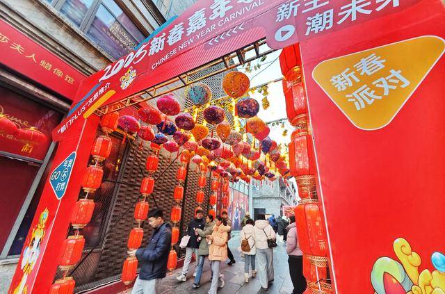 北京中轴线上前门步行街年味儿拉满,多图直击_节日_方非_游人如织
