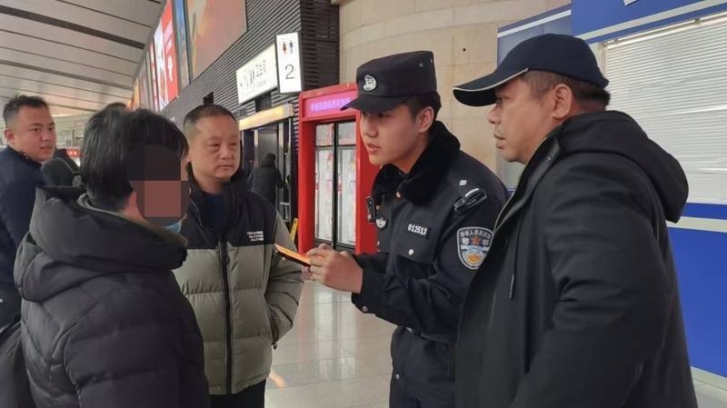 七旬老人因手机丢失滞留机场3天，民警接力帮其回家