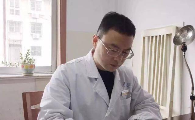 冬季老人喝茶需谨慎，过量恐伤肾，老人喝茶有道，过量伤肾要知晓