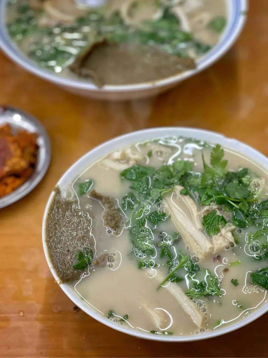 奶白色的汤配上按斤称的羊杂碎就着大饼吃上一口