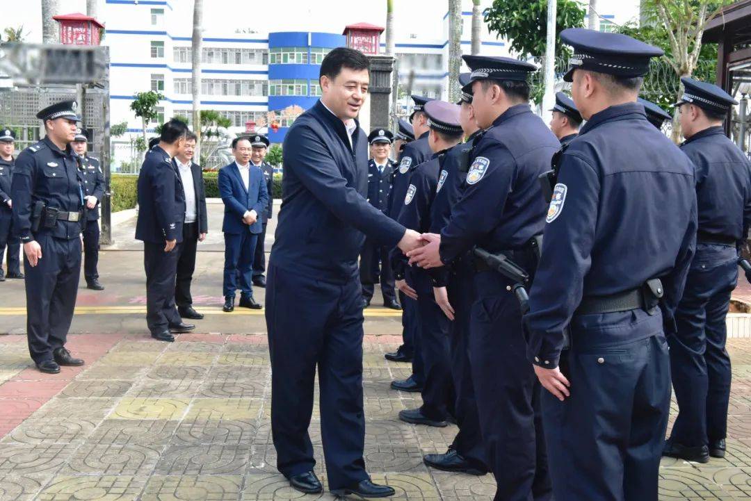 蔡朝晖春节前夕看望慰问监狱一线干警