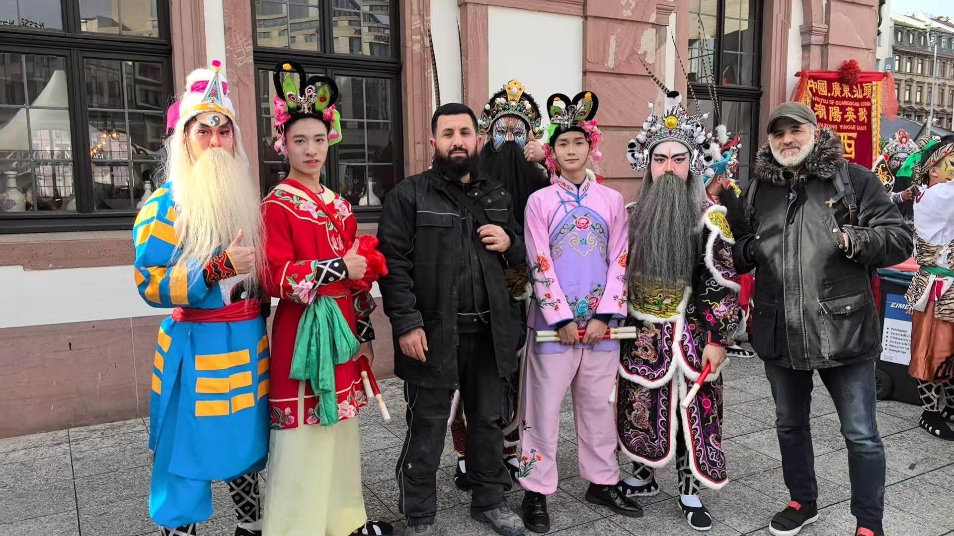 广东女子英歌首次出海,大年初三“燃爆”德国春节庙会!当地市民:充满生命力 广东女子英歌首次出海,大年初三“燃爆”德国春节庙会!当地市民:充满生命力