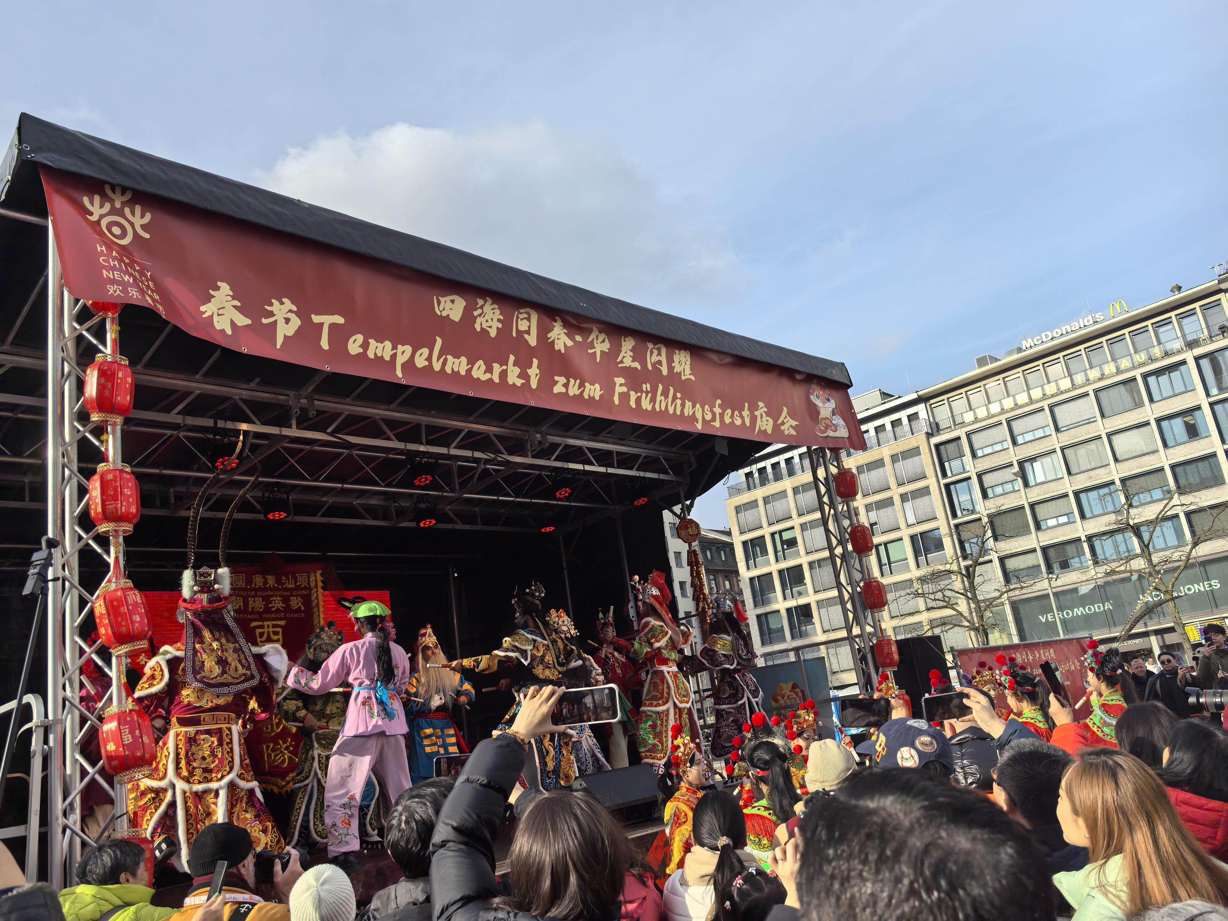 广东女子英歌首次出海,大年初三“燃爆”德国春节庙会!当地市民:充满生命力 广东女子英歌首次出海,大年初三“燃爆”德国春节庙会!当地市民:充满生命力