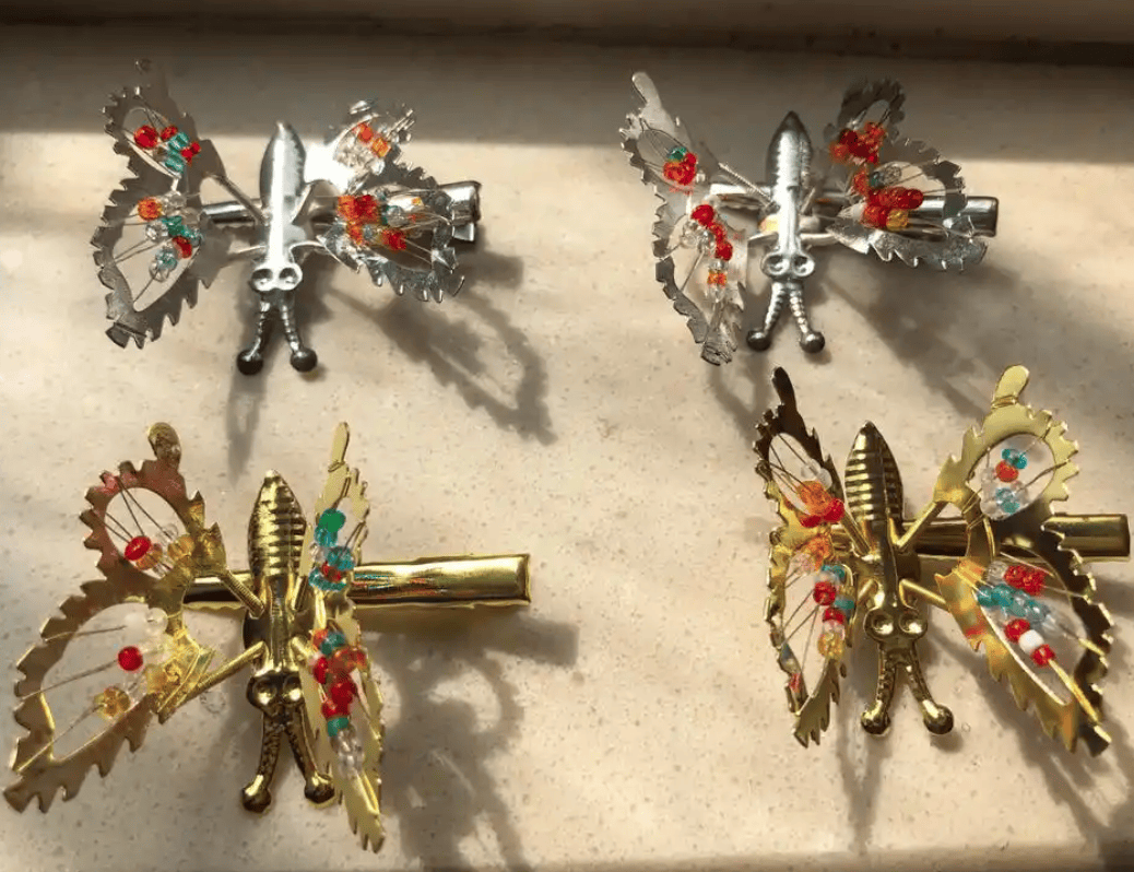 漂亮的小卡子也是女孩儿的最爱,最让人记忆深刻的,就是蝴蝶发卡啦,它