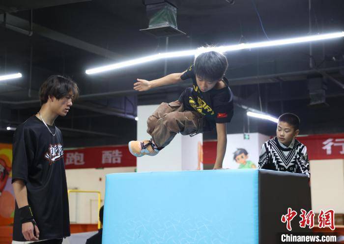 宁夏银川：跑酷少年乐享假期(图7)