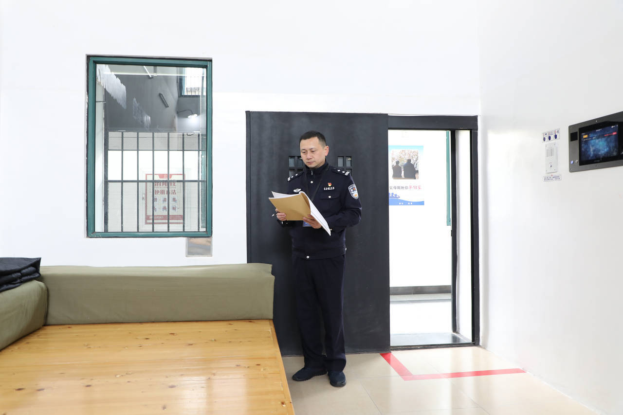 潮观警视︱高墙内的"摆渡人":一位看守所民警的12年坚守