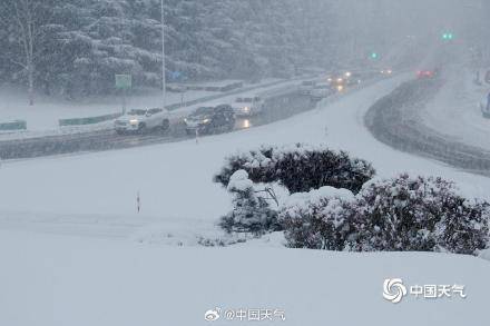 山東威海降雪繼續(xù) 天地銀白仿佛進(jìn)入“冰河世紀(jì)”