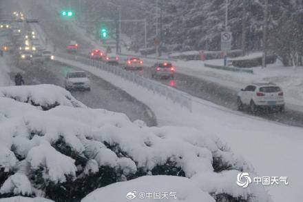 山東威海降雪繼續(xù) 天地銀白仿佛進(jìn)入“冰河世紀(jì)”