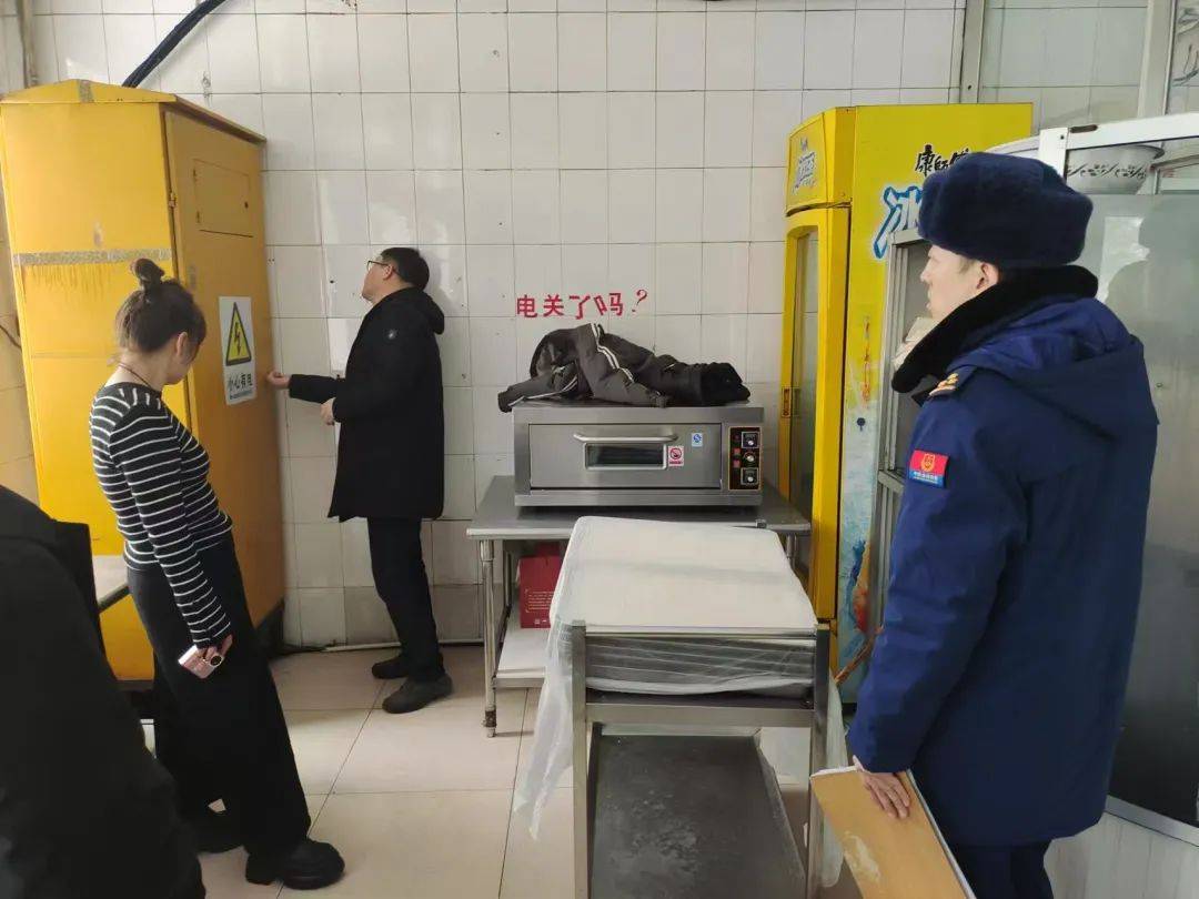 火星电竞官网鸡西市消防救援支队深入辖区餐饮场所开展“亚冬会”期间消防安全检查工作(图3)