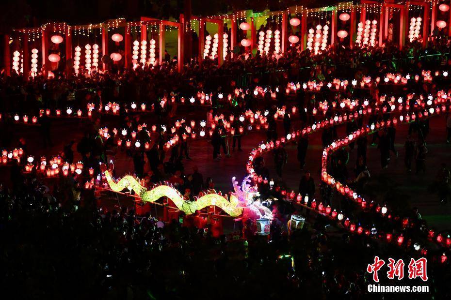 新春见闻）福建莆田板凳龙圈灯闹新利体育下载元宵(图1)