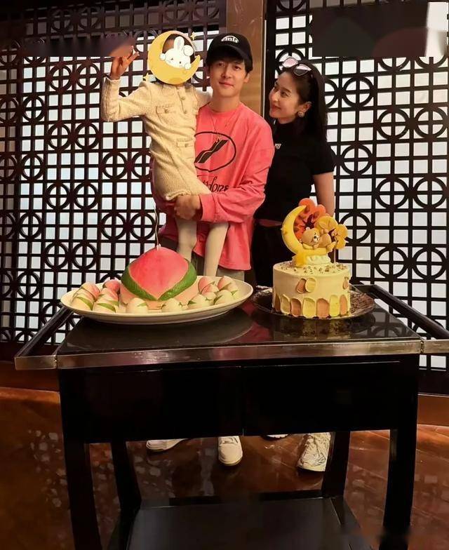颖儿付辛博全家出动 澳门庆祝女儿7岁生辰