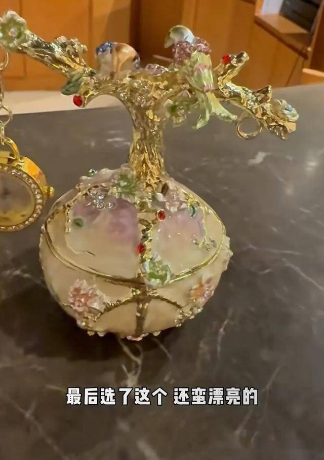 颖儿付辛博全家出动 澳门庆祝女儿7岁生辰