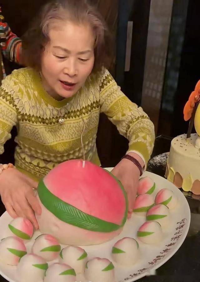 颖儿付辛博全家出动 澳门庆祝女儿7岁生辰