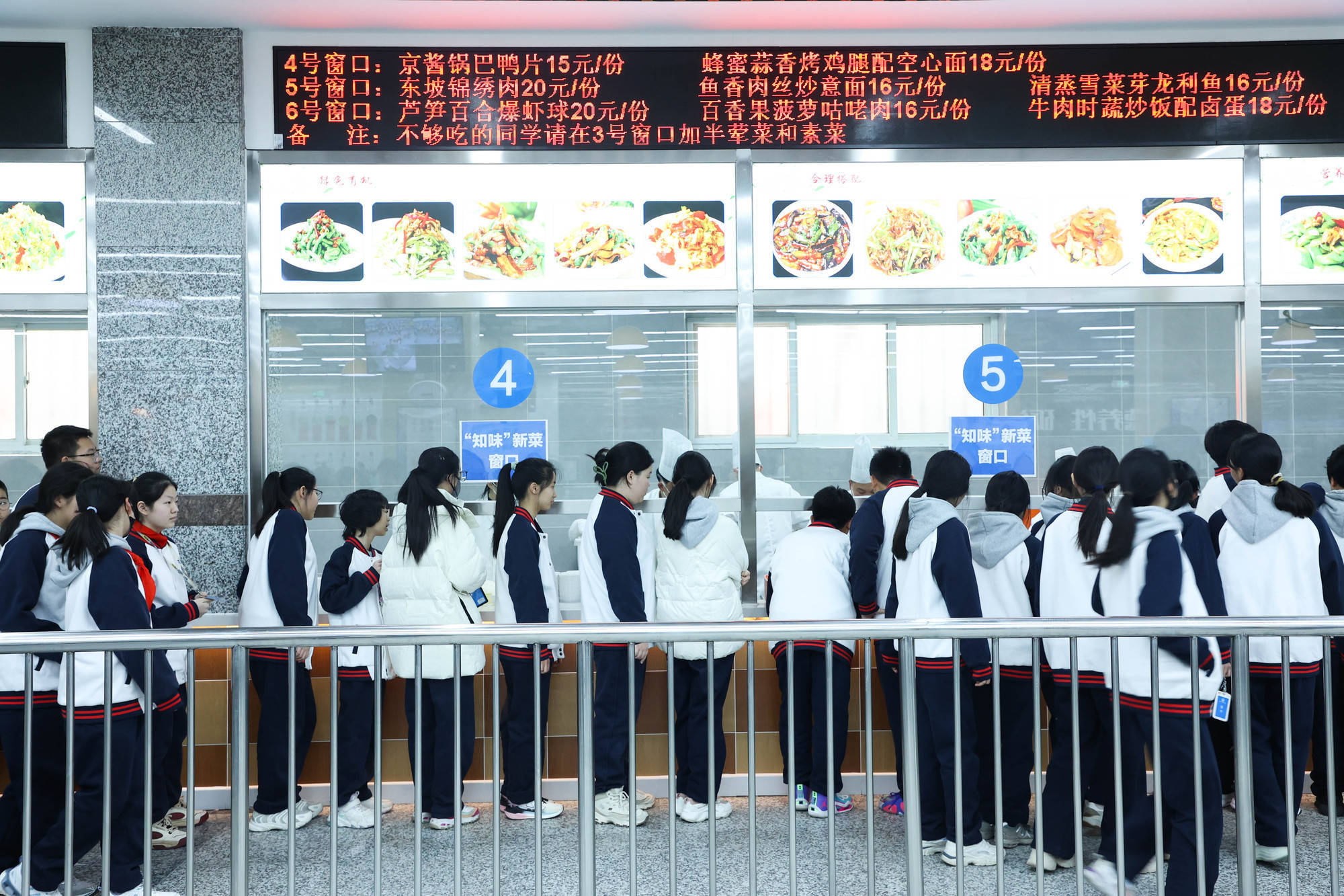 学生在食堂排队取餐(央广网发 海淀实验中学供图)此外,今年北京市推动