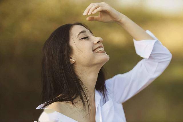 解读女性在爱情中的暧昧态度：男性必读 爱情海洋中的迷惑信号：男性应警惕的女性态度