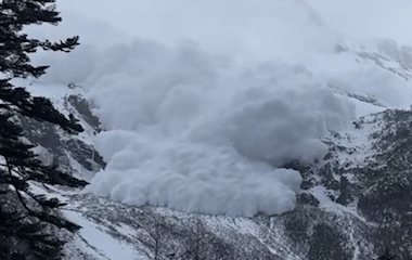 网友用第一视角记录下了雪崩来袭瞬间 大量积雪从山顶倾泻而