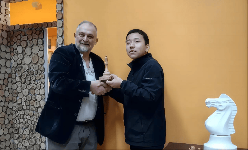 山东省济南燕山中学学子晋升为国际象棋国际大师