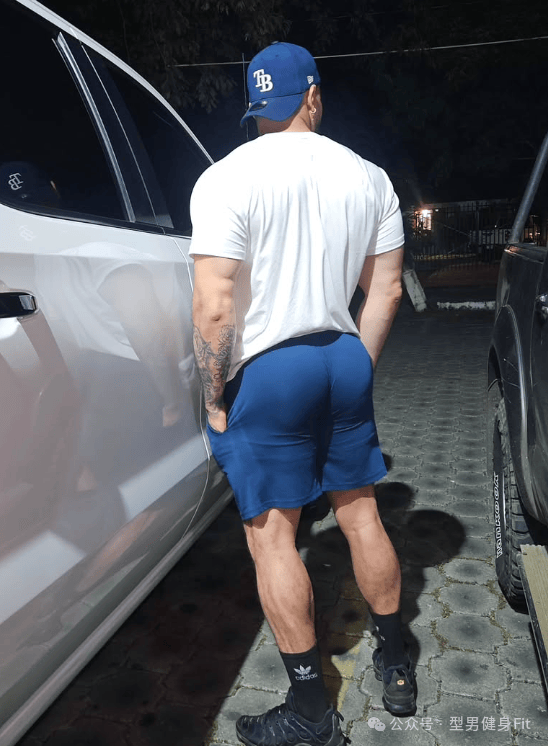 喜欢秀臀的骚气肌肉男,可能会引发交通事故!
