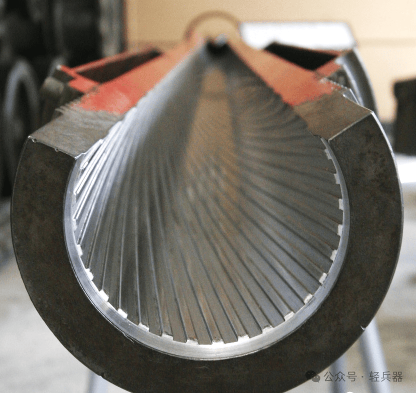 火药燃气需要产生压力才能快速推出枪管,那么膛压大小如何控制?