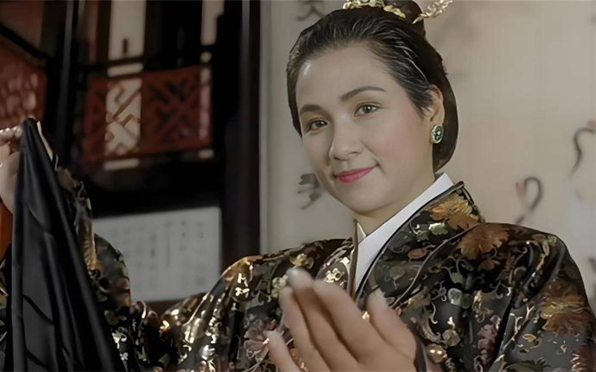 奥斯卡颁奖典礼悼念郑佩佩,她出演的《卧虎藏龙》曾获"最佳外语片奖"